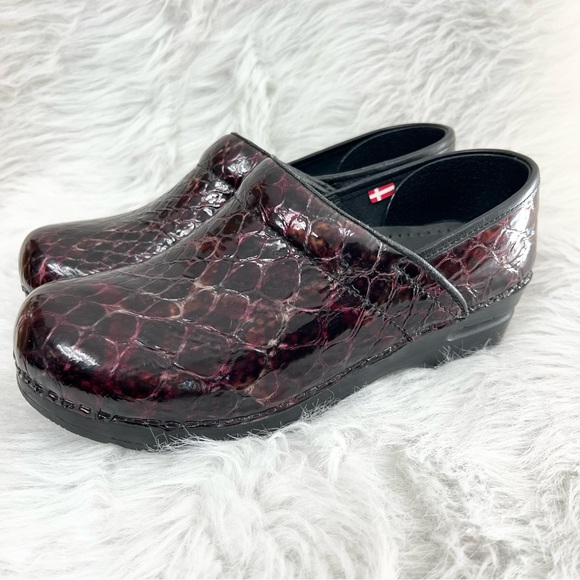 Sanita Pro. Patent Danish clogs burgundy embossed croc - Picture 2 of 16